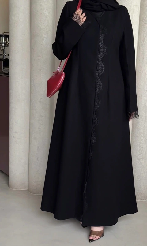 عباية الدانتيل .. أنوثة طاغيه