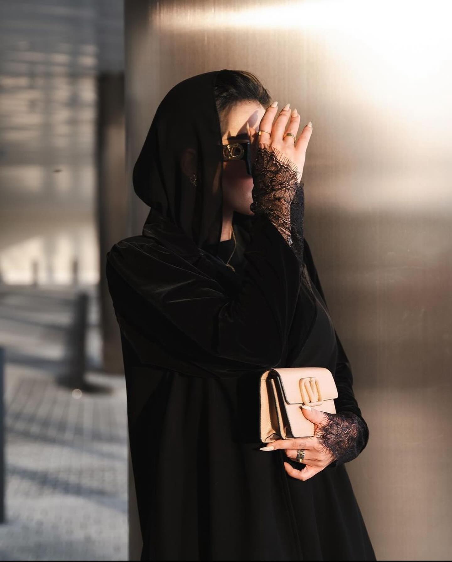 عباية سوداء بأساور دانتيل — نسخة