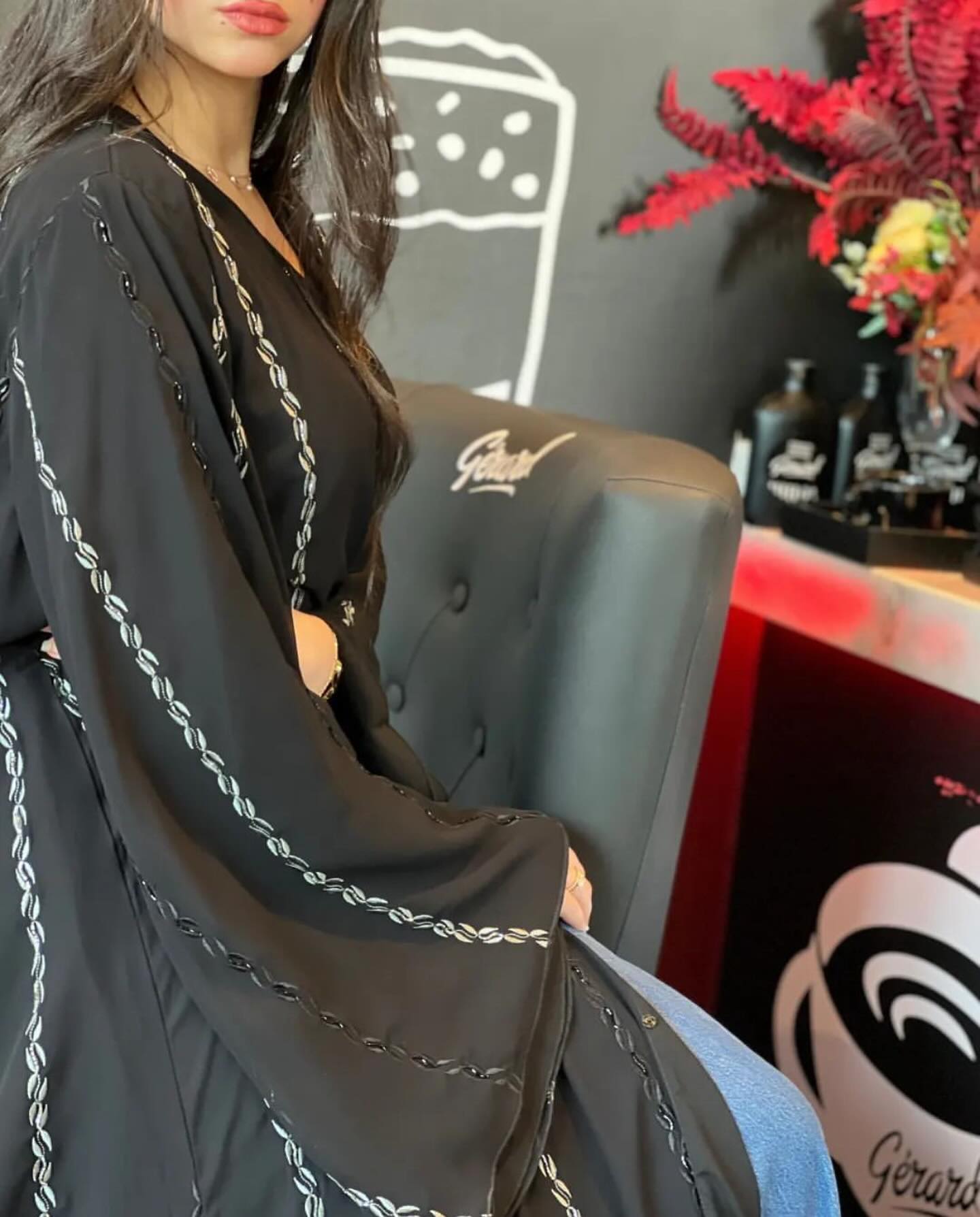 عباية سوداء بحواف سلاسل سوداء وفضية